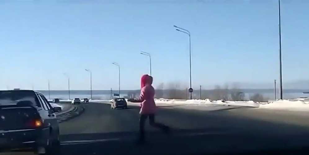 Sülalem Rahat Tavırlarıyla Trafikte Canlarını Hiçe Sayan Yayalar