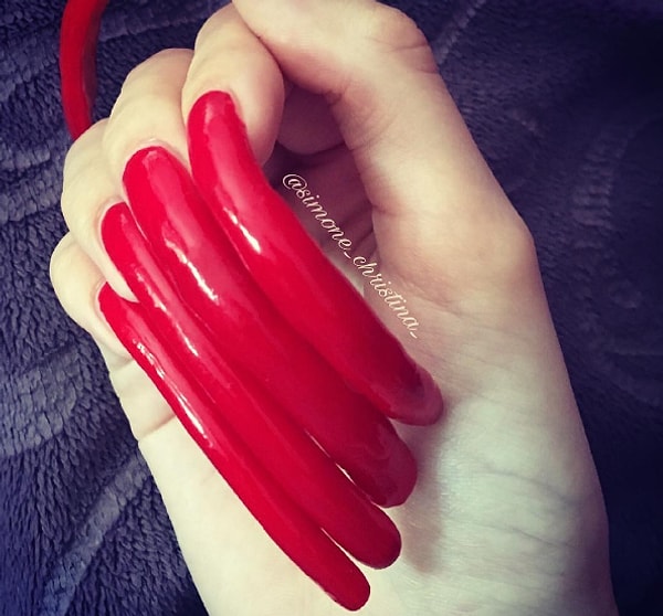 6. Она красит их раз в две недели.