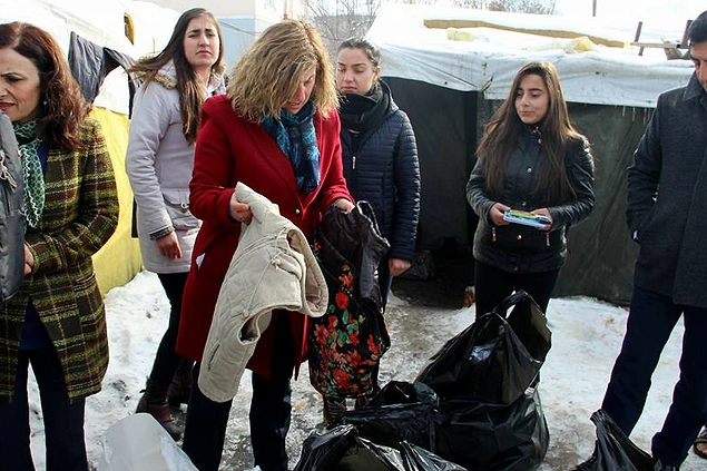 Okulun öğretmenlerinden Nazlı Arslan da kentte şimdiye kadar ihtiyaç sahibi 600 kişiye kıyafet yardımı yaptıklarını söyledi.