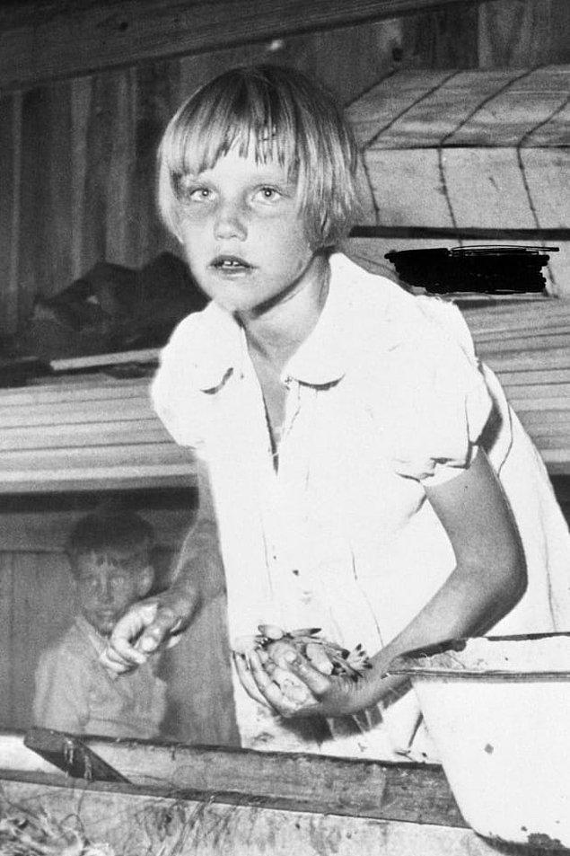 5. Florida'da bir puro fabrikasında çalışan çocuk (solda), 1900'lü yıllarda bir deniz ürünleri şirketinde çalışan kız elinde bir avuç karides ile (sağda).