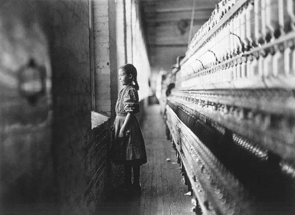 20. Pamuk fabrikasındaki molasında camdan dışarı bakan küçük bir kız çocuğu.