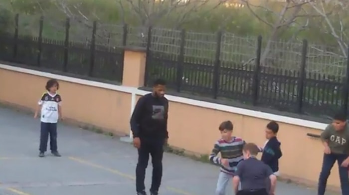 Hollandalı Milli Futbolcu Jeremain Lens'in Mahalle Çocuklarıyla Maç Yapması