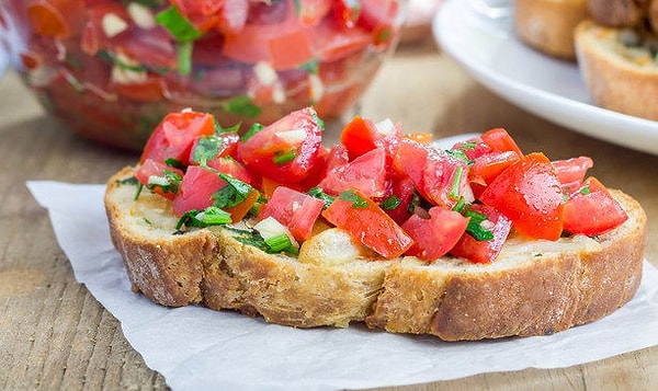 15. Бездрожжевой хлеб с маслом и соусом сальса