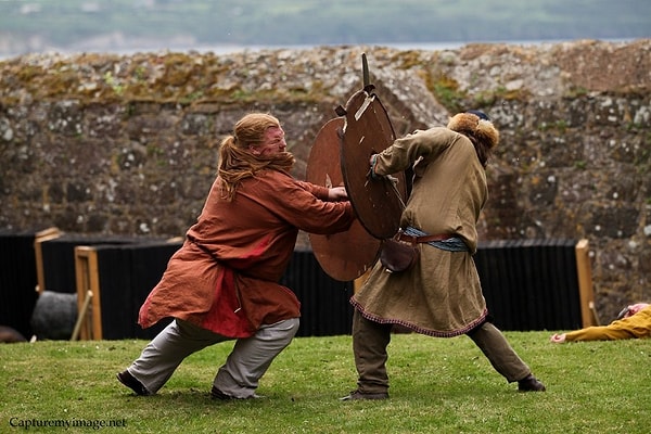 11. Викинги очень любили жестокость и даже устраивали игрища, состоящие из драк. Такие развлечения часто кончались увечьями и смертями. По правилам любой человек мог выйти из игры, когда пожелает. Поэтому если кто-то был убит во время состязания, это считалось его виной.