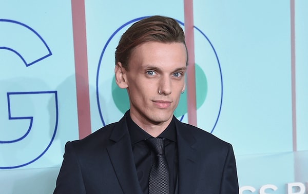 4. Джейми Кэмпбелл Бауэр сыграл Уэймара Ройса - брата Ночного Дозора, убитого Белыми Ходоками в самом начале серии - в оригинальном пилоте