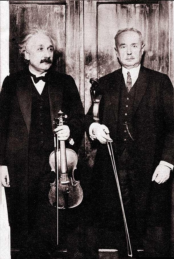 15. Альберт Эйнштейн хотел стать музыкантом