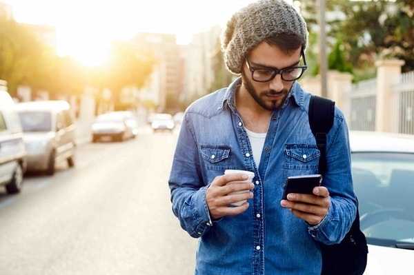 1. Обратите внимание, не слишком ли он оберегает свой телефон