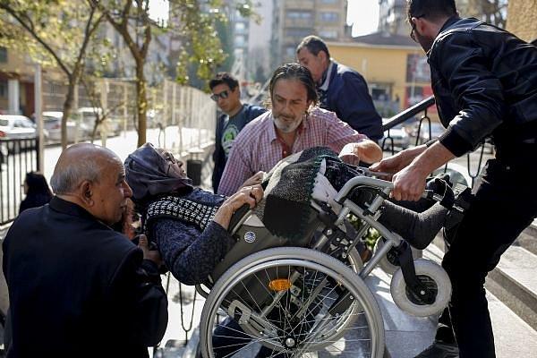 13. İstanbul'da yaşayan 98 yaşındaki eli öpülesi ninemiz de torunlarıyla beraber sandığa geldi