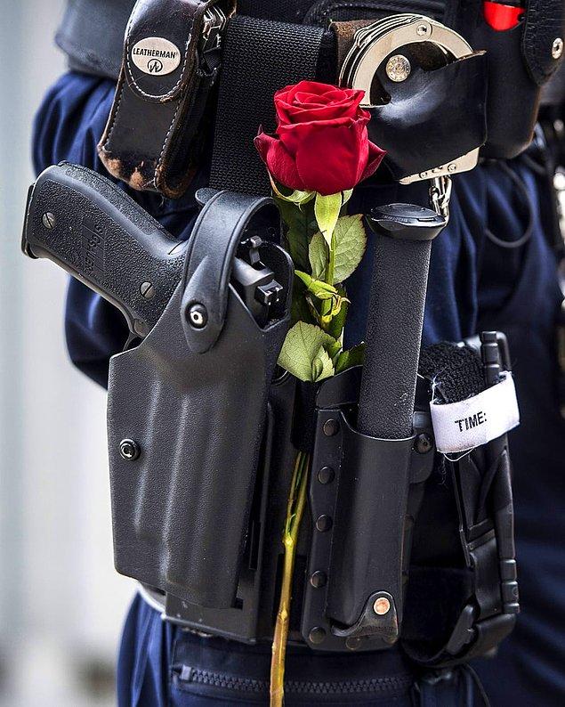 21. Stockholm'deki kamyonlu terör saldırısının ertesi günü bir polis memuru kemerinde kırmızı gülle görev başında, 8 Nisan.