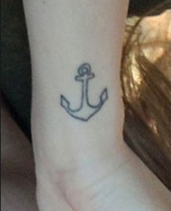6. Этот якорь набила на запястье...