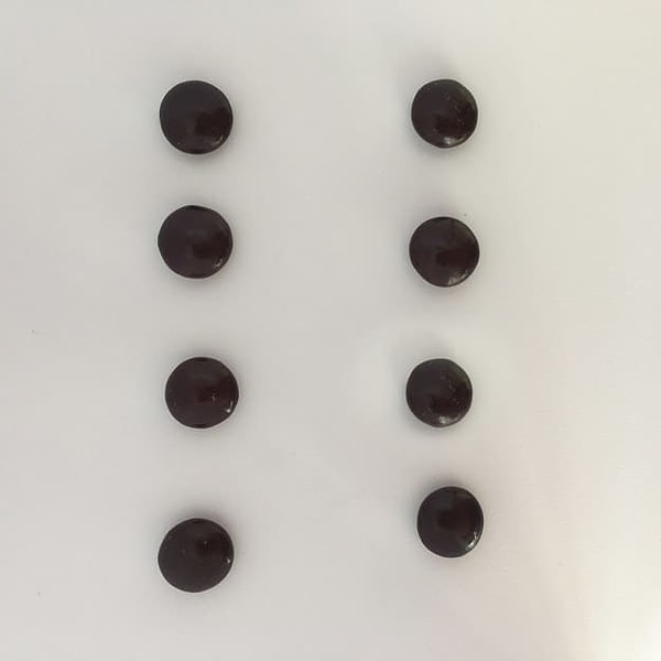 1. Конфетка в каком ряду ненастоящая?