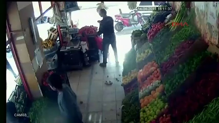 Pompalı Tüfekli Saldırıya Domatesle Karşılık Veren Yurdum İnsanı