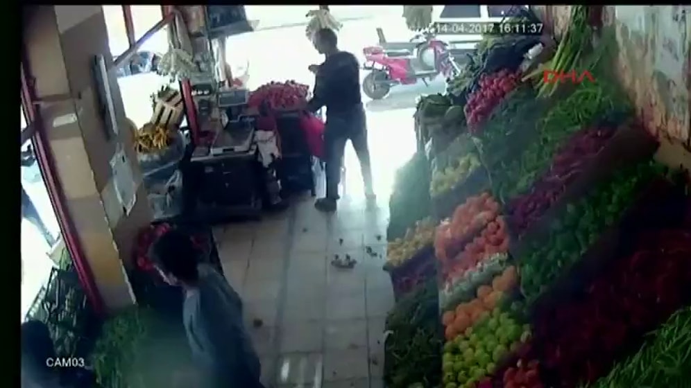 Pompalı Tüfekli Saldırıya Domatesle Karşılık Veren Yurdum İnsanı