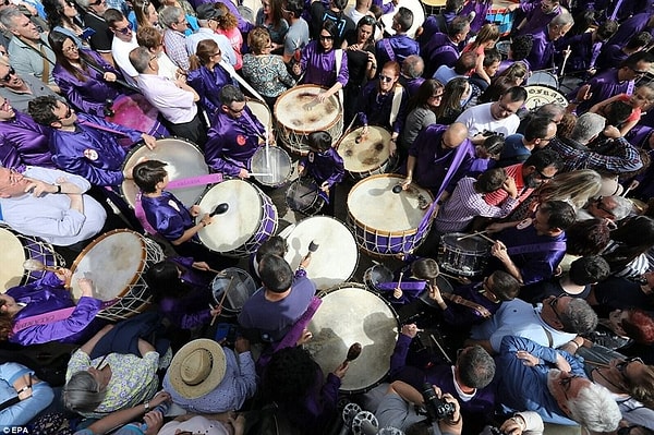 Барабанщики смешиваются с толпой туристов и участников шествия в Арагоне, когда католики празднуют Страстную пятницу.