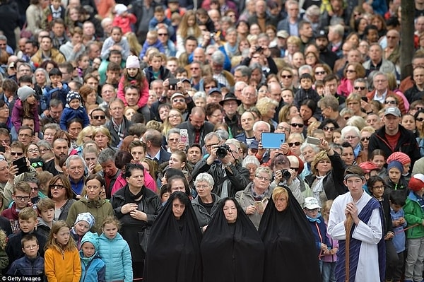 Несмотря на то, что действие происходит в Германии, представление устраивают местные итальянские семьи, положившие начало этой традиции 35 лет назад.