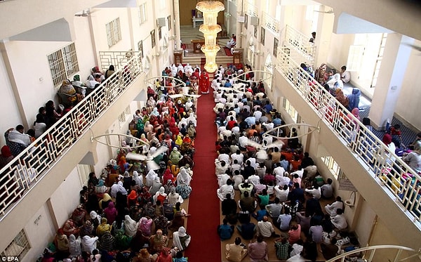 В Карачи сотни верующих приходят в церковь, чтобы принять участие в молитве. Несмотря на то, что Пакистан преимущественно мусульманская страна, христиане все же составляют 2% населения.