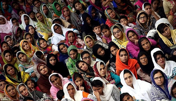 Во время богослужения в Страстную пятницу в Пакистане не звучит музыка, не зажигаются свечи и не звонят колокола, чтобы отдать дань уважения.