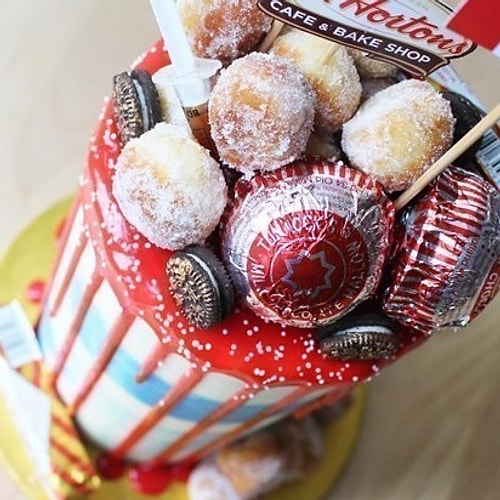Bu pasta da Kanadalı bir kafe zinciri olan Tim Horton'un Galsgow'daki yeni açılacak yeri için yapıldı.