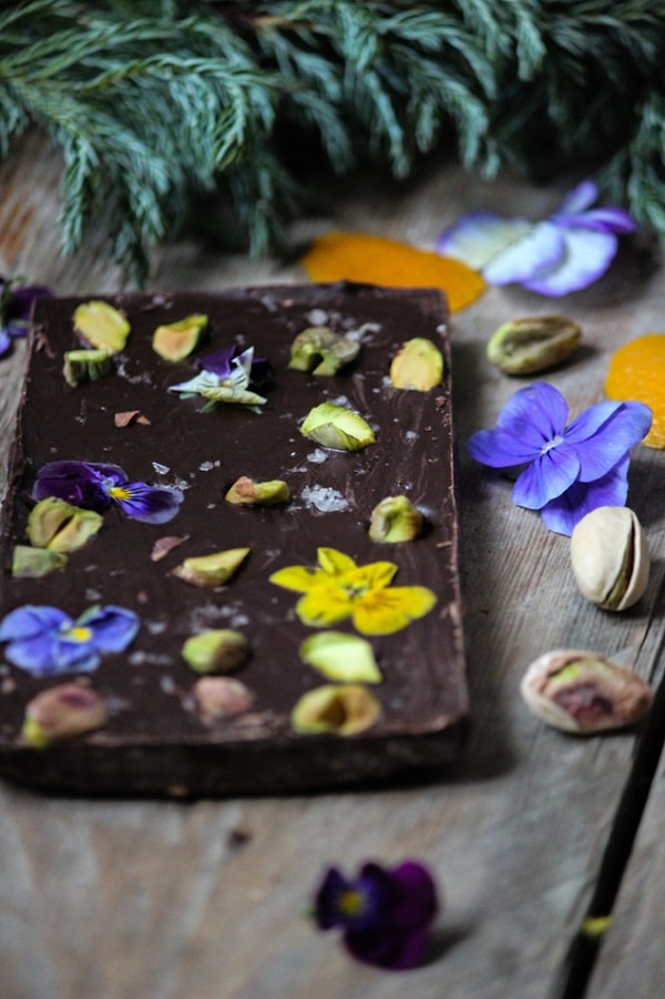 2. Темный шоколад с миндалем