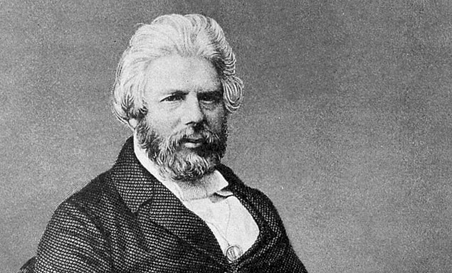 Evrim teorisiyle ilgili çalışmalarına Darwin'den önce başlayan bir başka isimse Robert Chambers adlı bilim insanıdır.