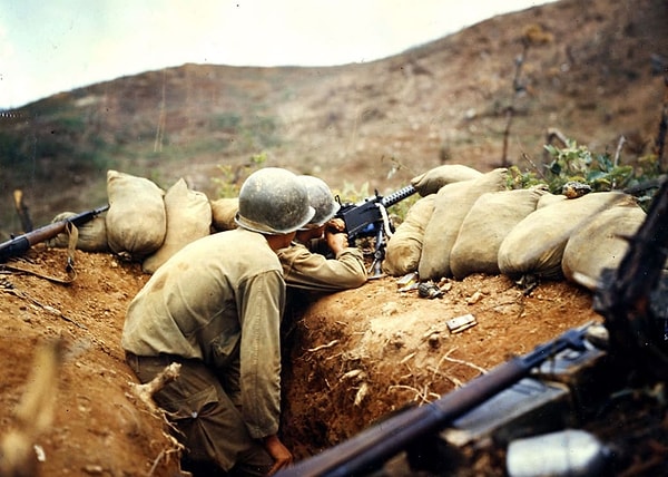 6. Солдаты пробуют в деле свой 30-калиберный пулемёт на Западном фронте (1952 год)