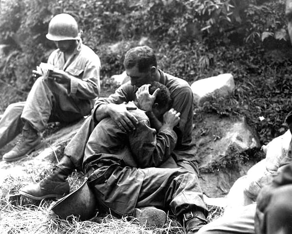 12. Американский солдат утешает товарища после жестокой битвы (1953 год)