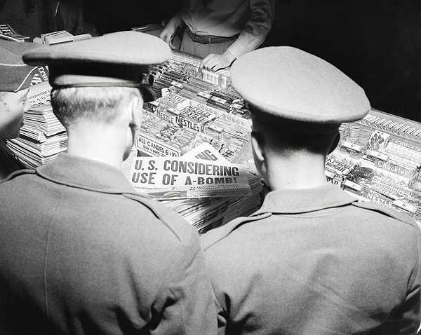 19. Заголовки газет, продающихся на Центральном вокзале в Нью-Йорке, пестрят сообщениями о надвигающейся угрозе атомного возмездия (ноябрь 1950 года)