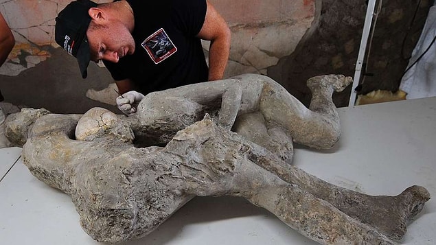 Pompeii'nin trajik yıkımının ve insan sevgisinin sembolü olan ikonik sarılan çifti muhtemelen biliyorsunuzdur. Sarmaş dolaş haldeki bu çift hakkında yeni bir bilgi gündeme geldi.