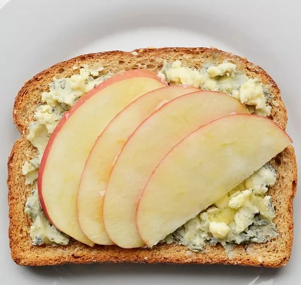 2. Груша + мед + сыр с плесенью