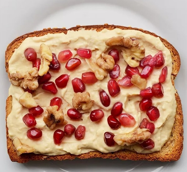 6. Хумус + грецкие орехи + гранат