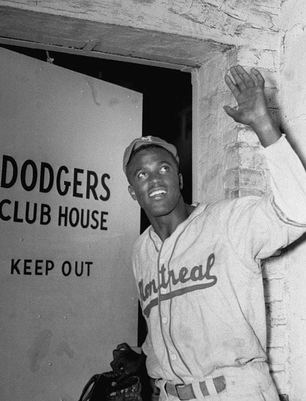 6. Major Lig'de oynayan ilk siyahi beyzbolcu olan Jackie Robinson, Brooklyn Dodgers'ın kulüp binasına girerken, 10 Nisan 1947.
