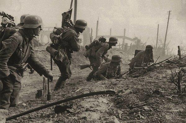 5. Stalingrad'ın kalıntılarında bir Alman havan bölüğü, Ağustos, 1942.