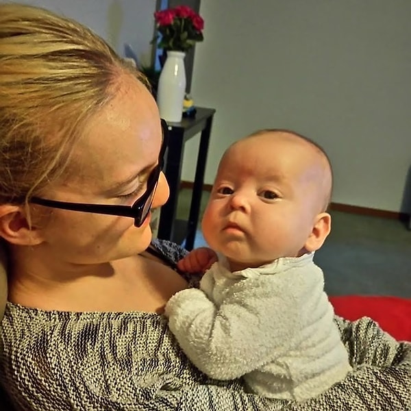 5. Шери тяжело держать ребенка самостоятельно