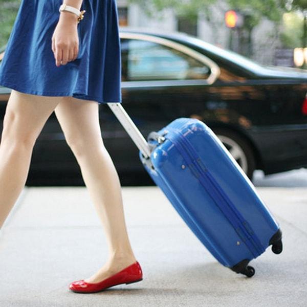 18. Topuklu ayakkabı gibi görece ağır eşyalarınızı valiz tekerleklerinin hemen üstüne yerleştirerek, taşırken oluşabilecek sorunları en baştan çözebilirsiniz.