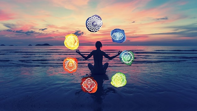 Kundalini enerjisinin uyanması içinse yaşamımızda çakralarımızı etkileyecek bir değişimin yaşanması gerekiyor.