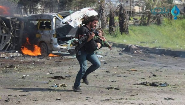Abd Alkader o anda savaş fotoğrafçılığı kimliğini bir kenara bırakıp patlamada ağır yaralanmış küçük bir çocuğa yardım etti.