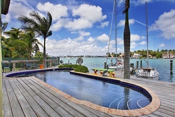 14. Бассейны такой формы можно увидеть во многих отелях, может быть, эта форма обладает какой-то всемирной привлекательностью?