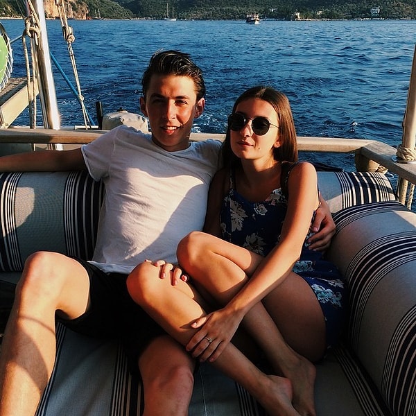 2. Андрей и Эльвира ловко увильнули от внимания журналистов и даже умудрились не попасть в фотохронику.