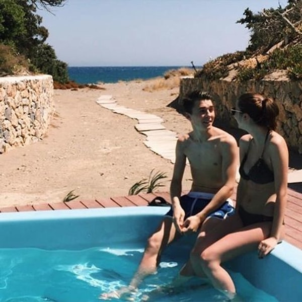 4. Он учится в МГИМО на факультете журналистики.