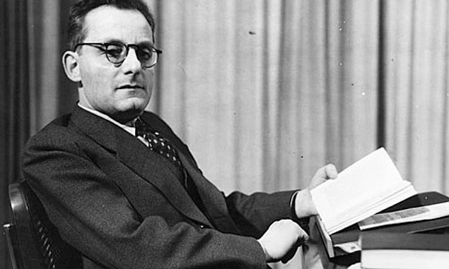 Kafka’nın kendisinden cinsel açıdan çok daha aktif olan arkadaşı Max Brod da günlüklerinde benzer birtakım düşünceler dile getirir.