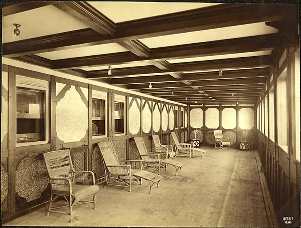 9. Просторное патио на палубе Титаника с плетеными стульями для отдыха.