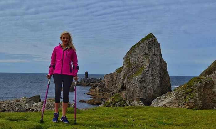 Elinde Yürüme Değnekleriyle Hayalinin Peşinden Giderek Dağcılık Yapan Kadın