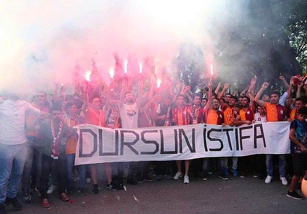 1. İki takım taraftarları da yönetim istifa sloganı atar. Maç TT Arena'da oynandığı için Galatasaraylı taraftarların sesi Fenerbahçeli taraftarların istifa sesini bastırır.