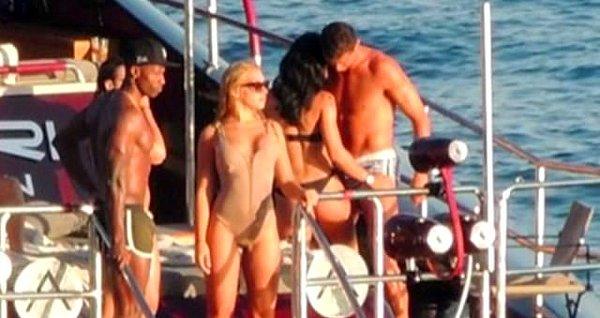 4. Ünlü futbolcu Cristiano Ronaldo, İspanya'nın İbiza Adası'nda iki kadınla birden yakınlaşırken görüntülendi.