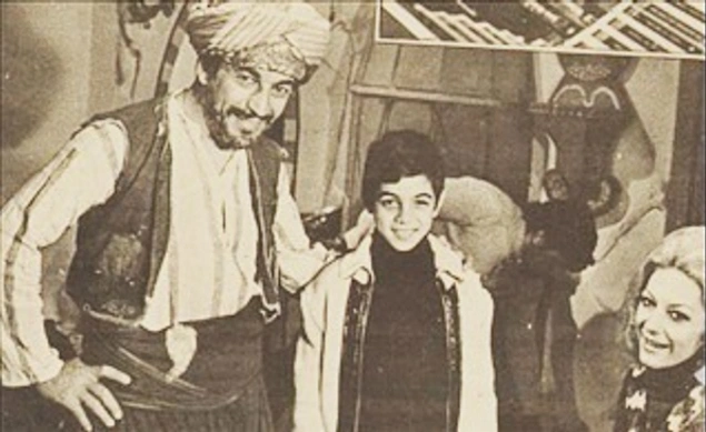 Sadri Alışık, Kerem Alışık ve Çolpan İlhan ailesi Ali Baba ve Kırk Haramiler film setinde (1971).