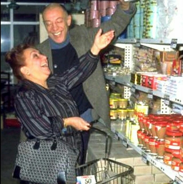 Adile Naşit ve Münir Özkul alışverişte, 1980'ler.