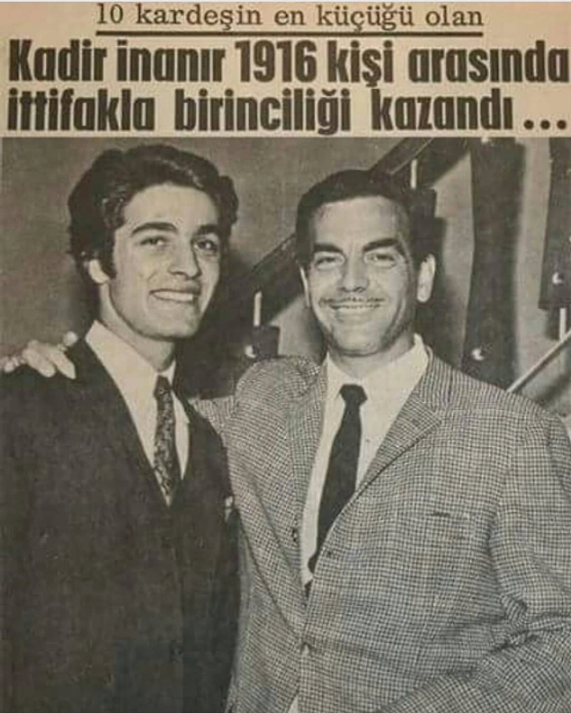 Kadir İnanır birinci olduğu Saklambaç gazetesi fotoroman yarışmasında, Jüri Üyesi Ayhan Işık ile (1968).