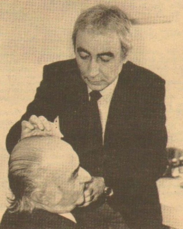 20. Şener Şen, beraber çıkacakları program öncesinde babası Ali Şen''i yayına hazırlıyor (1984).