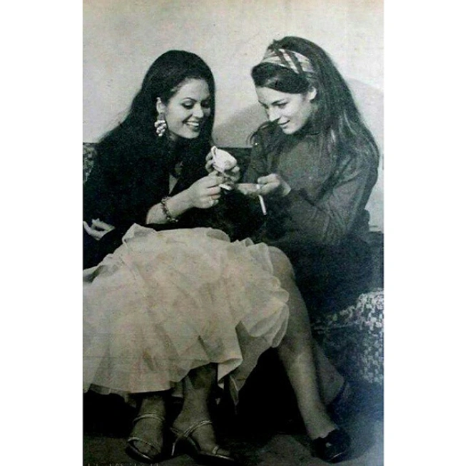 Türkan Şoray ve Hülya Koçyiğit birlikte rol aldıkları ilk ve tek film Genç Kızlar (1963)'ın setinde kahve falı bakarlarken.