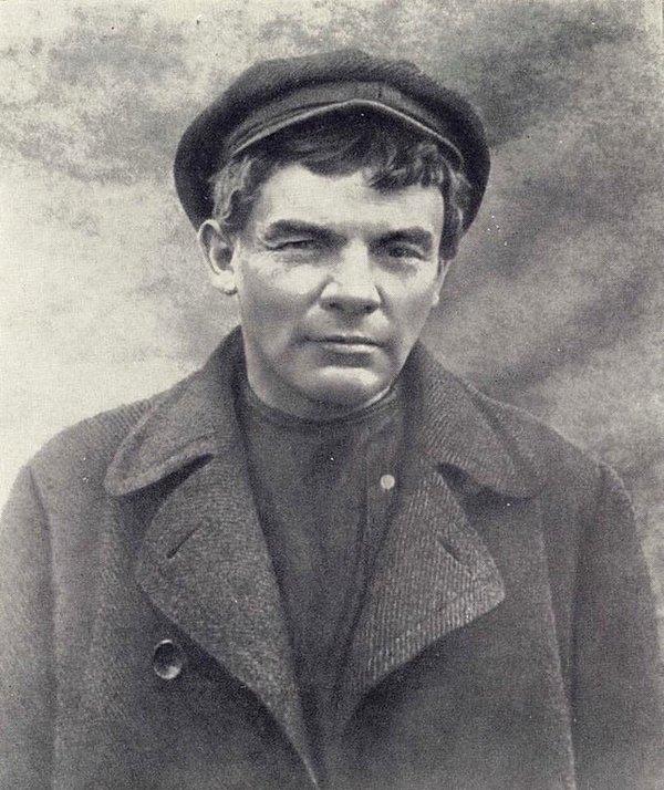 4. Sahte bir pasaport için tıraş olmuş ve peruk takmış olan Lenin, 1917.